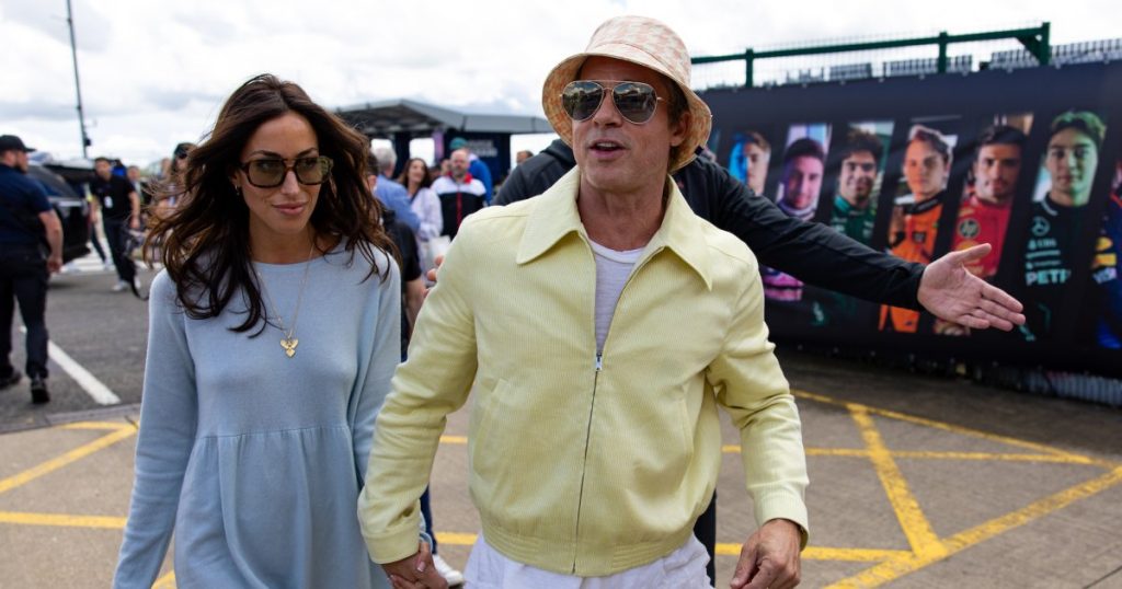 Brad Pitt E Gf Ines De Ramon Dão As Mãos No Grande Prêmio Da Grã 